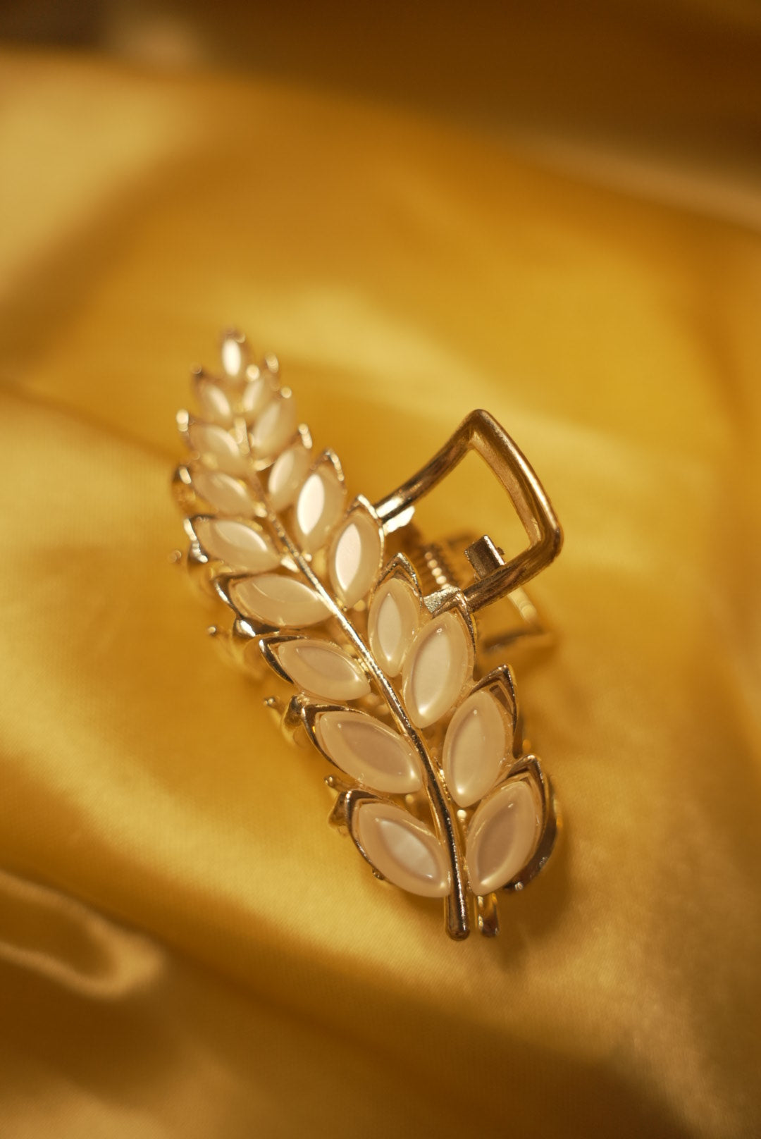 Pearly Leafy Claw Clip